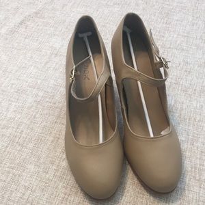 Capezio Adult Jr.footlight 1.5 heel character shoes